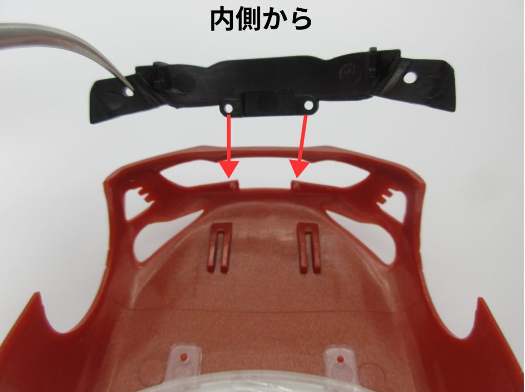 楽プラ８６にフロントグリルを取り付けている画像