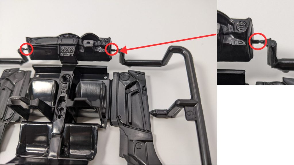 楽プラ８６の内装切り離し時にダボをカットしないように注意する画像