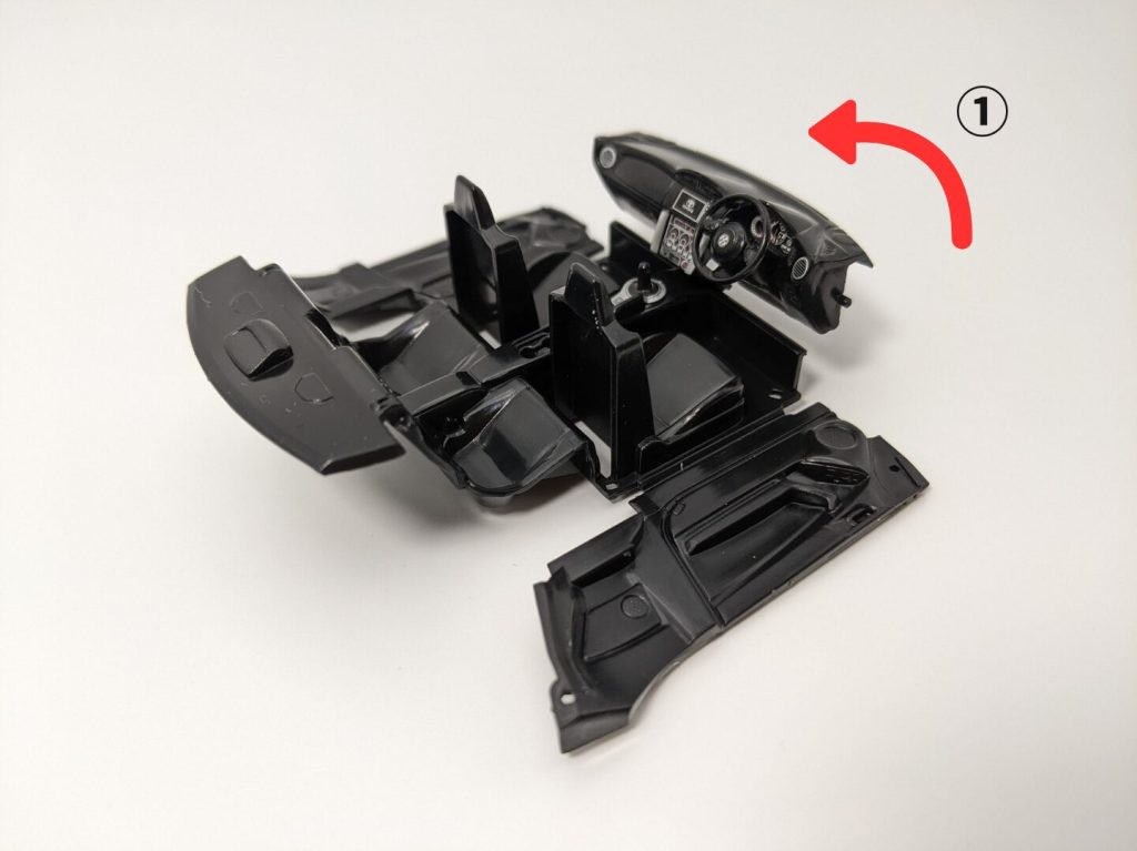 楽プラ８６の内装を組み立てている画像①