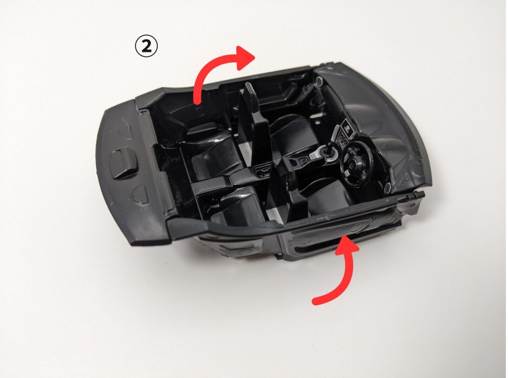 楽プラ８６の内装を組み立てている画像②