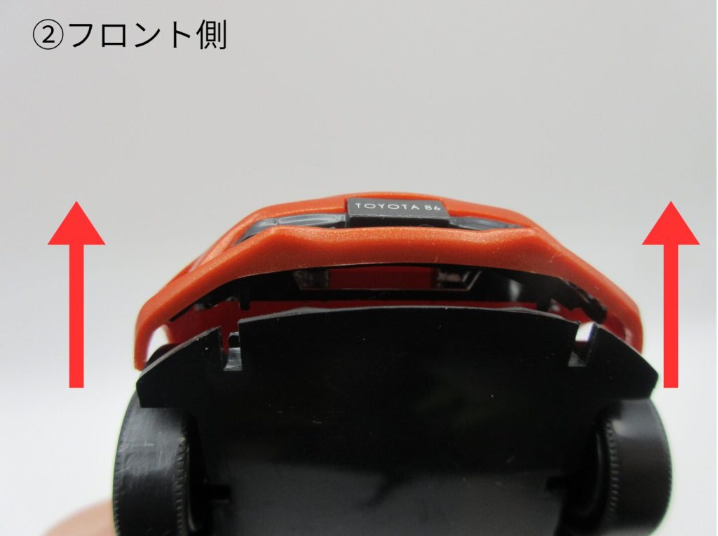 楽プラ８６のシャーシをボディに取り付ける画像（フロント側）