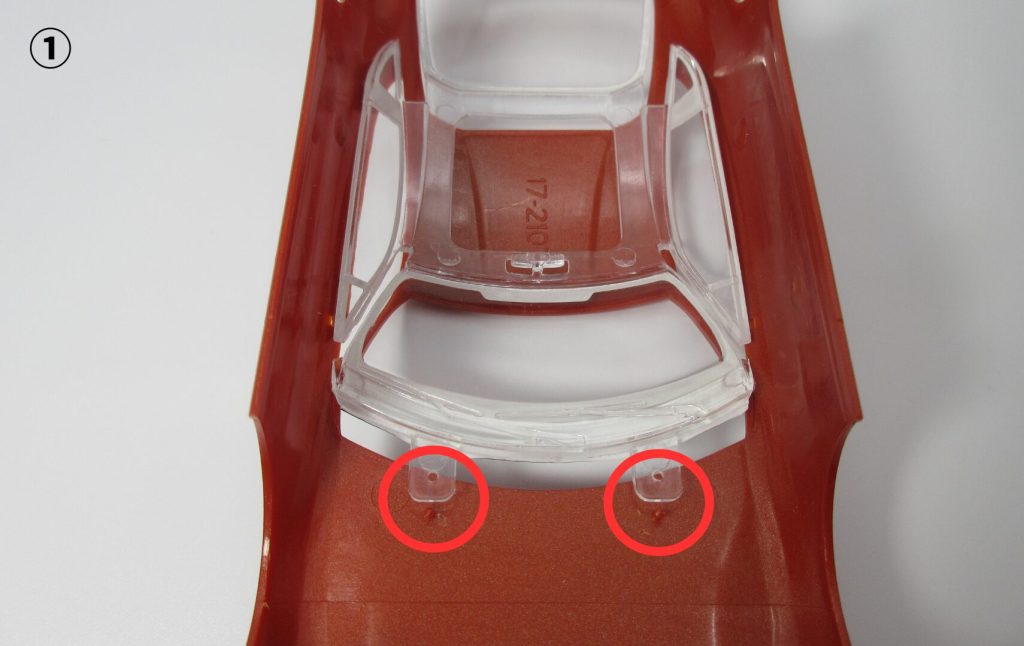 楽プラのボディにフロントガラスをはめ込んでいる画像。フロント側