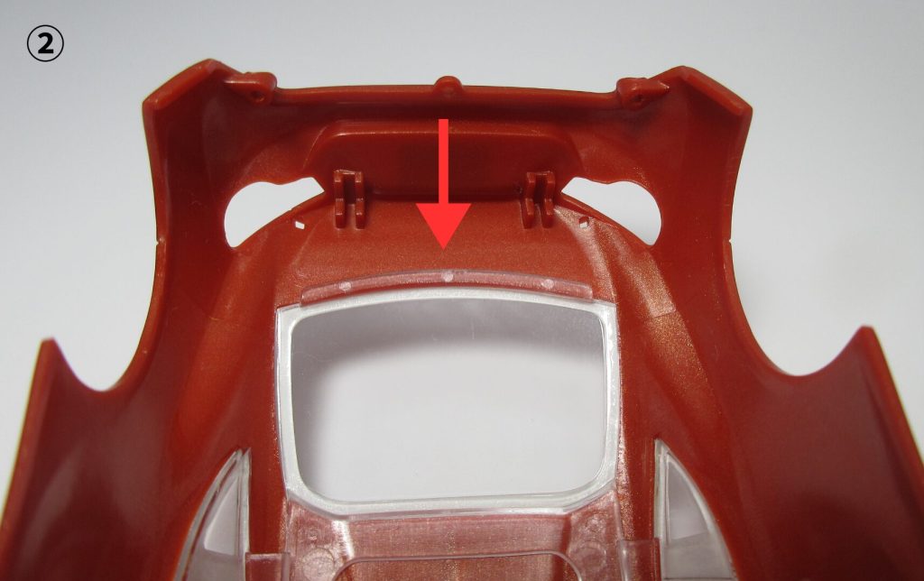 楽プラのボディにフロントガラスをはめ込んでいる画像。リア側