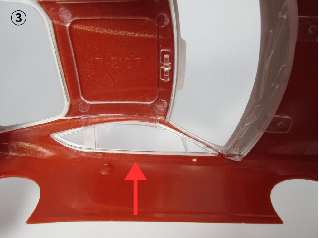 楽プラのボディにフロントガラスをはめ込んでいる画像。サイド側