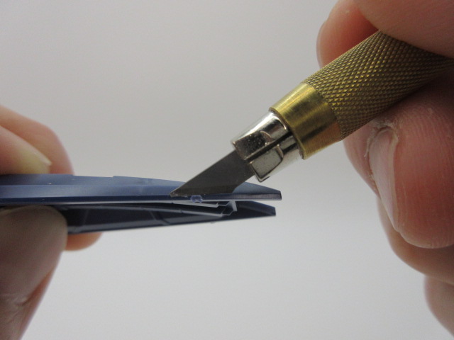 デザインナイフでゲートをカットしている様子