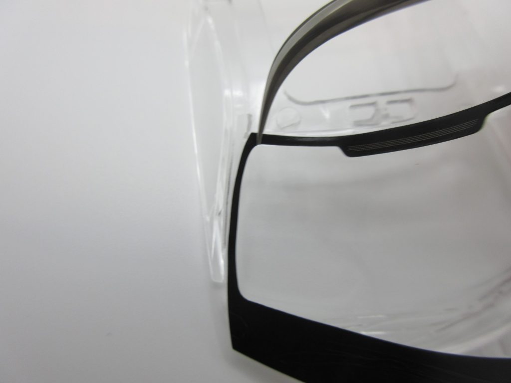 楽プラのフロントガラスでシール貼りの位置決めをしている画像