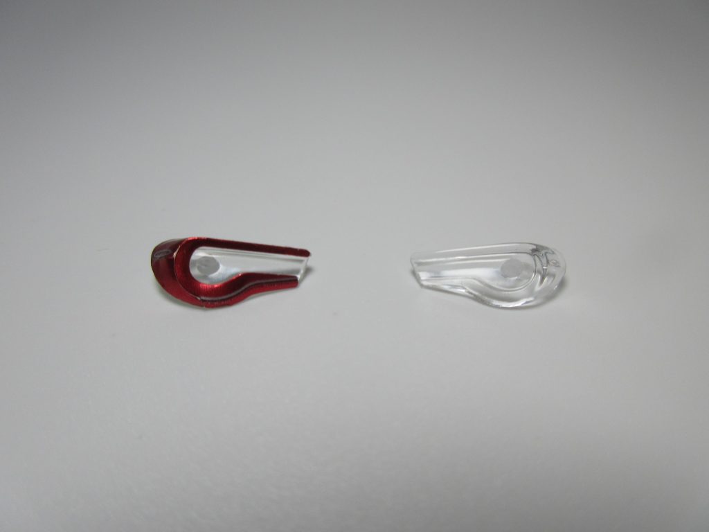 楽プラ８６のテールランプカバーにシールを貼り付ける前後を比較している画像