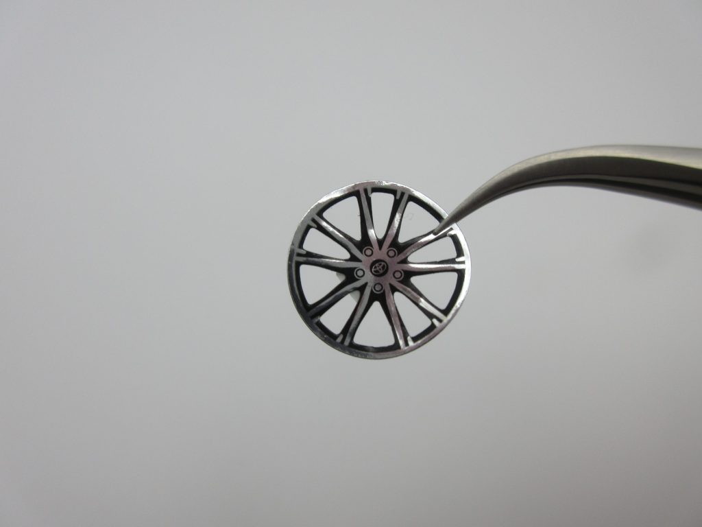 楽プラ８６のホイールのシールの不要部分を除去した後の画像