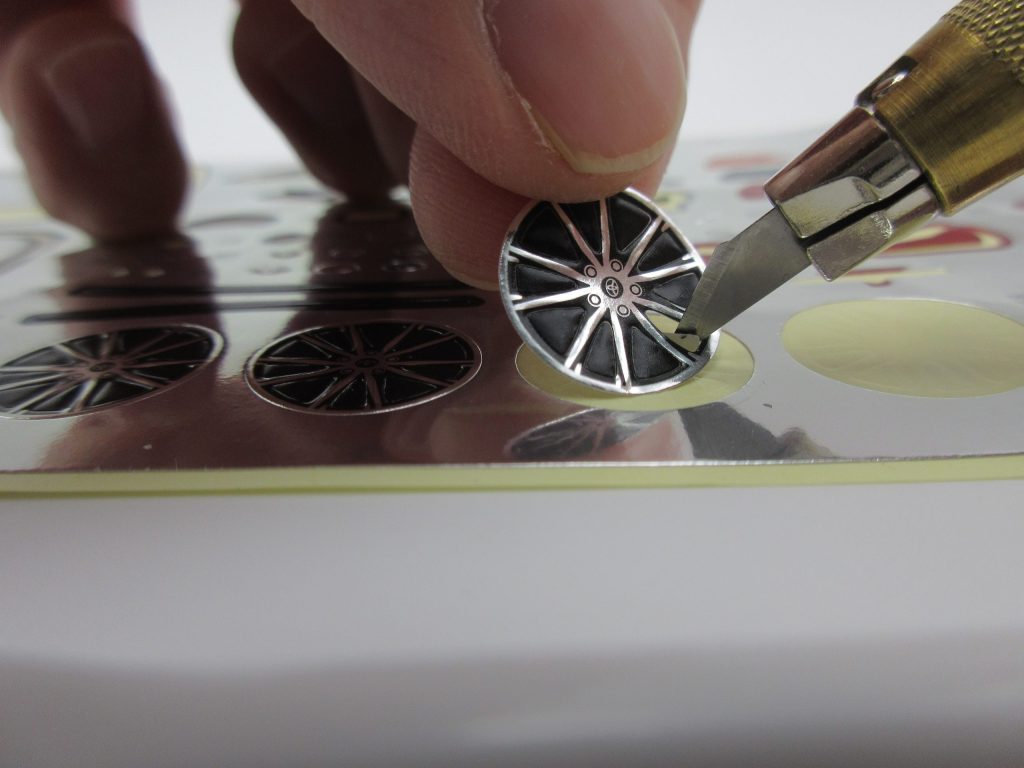 楽プラ８６のホイールのシールの不要部分を除去している画像