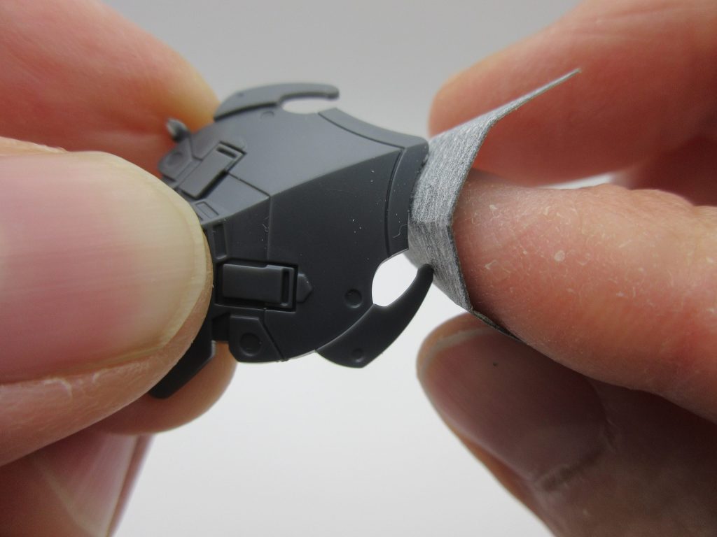 紙ヤスリで曲面を削る画像