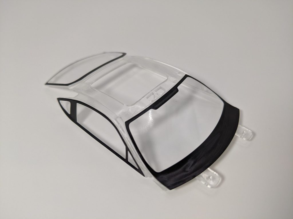 楽プラのガラスパーツにシールを貼り終えた画像