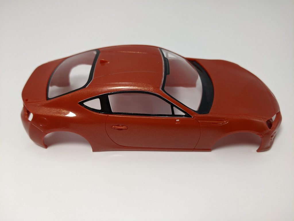 楽プラのボディに窓ガラスを取り付けた画像