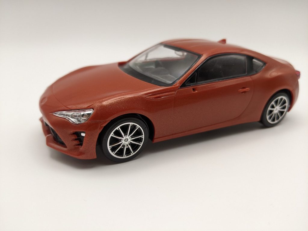 楽プラ８６のシャーシにボディを取り付けたところの画像