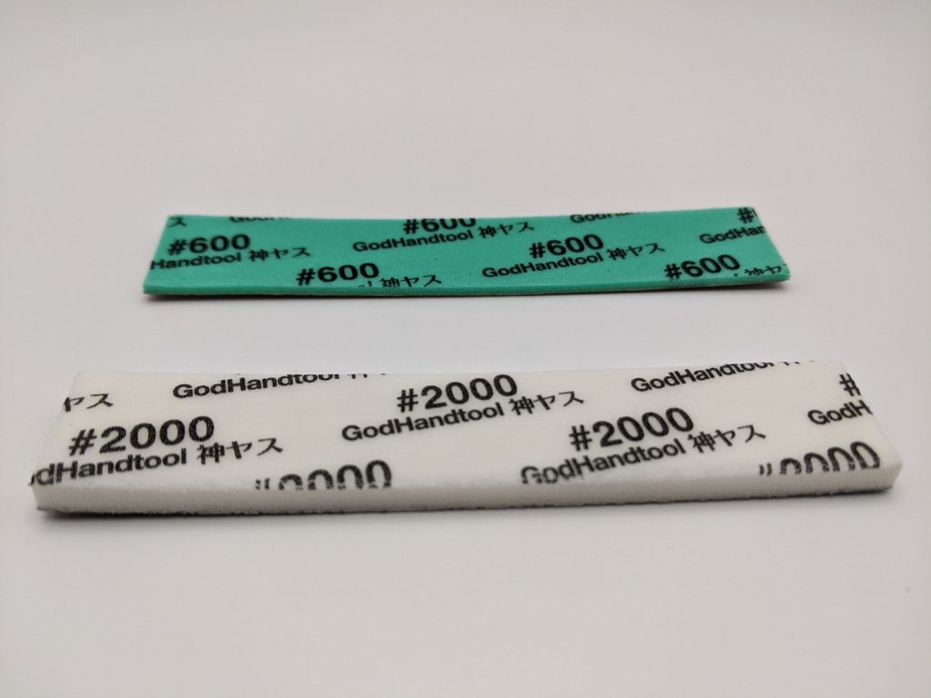 神ヤス600番2ｍｍと2000番5ミリの比較画像（裏）