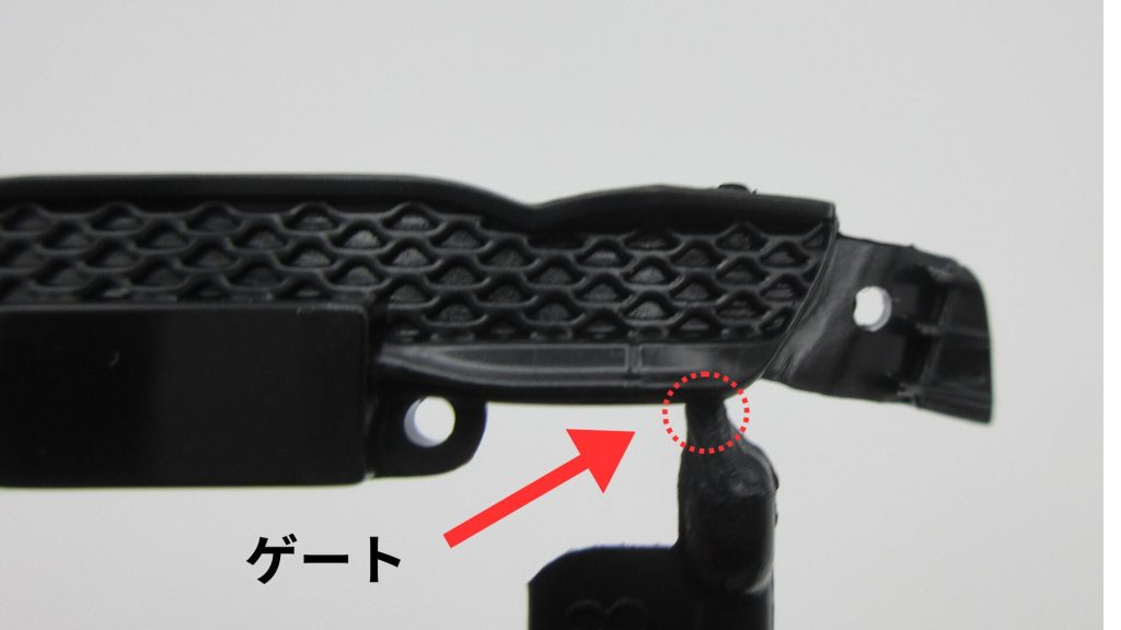 楽プラトヨタ８６のフロントグリルでゲートの説明をしている画像