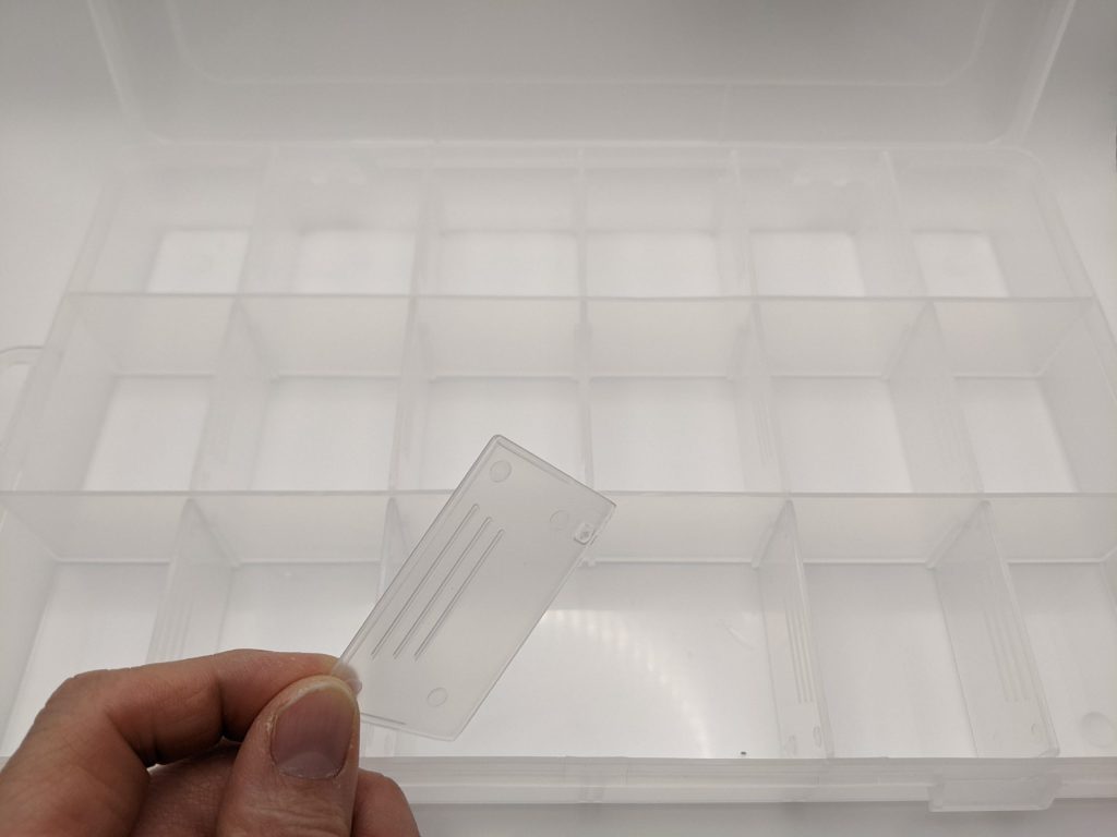 100均セクションケースの仕切りを取り外している画像