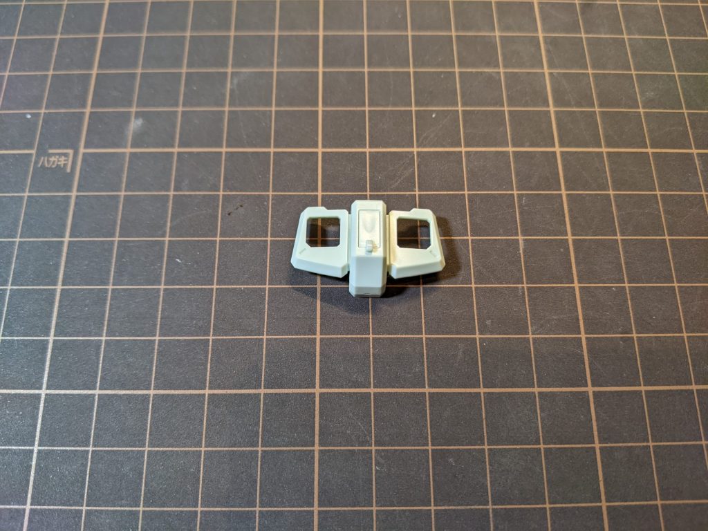 オルファカッターマットA3（ブラウン面）にホワイトのパーツを乗せた画像