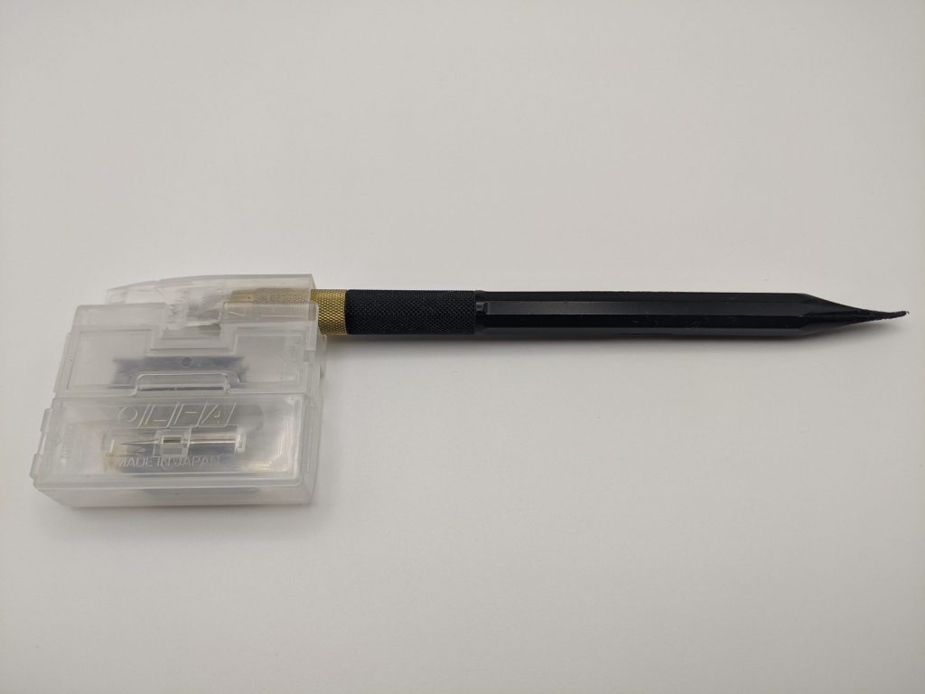 オルファデザインナイフ216BBKを替刃ケースと一緒に収納した画像