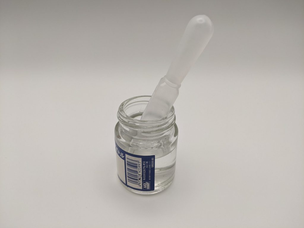 100均のスポイトを溶剤を入れた空き瓶から吸い出す画像