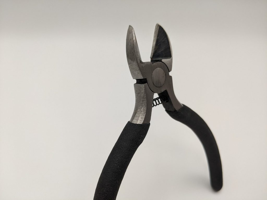 100均のニッパーの刃先の厚さを強調した画像