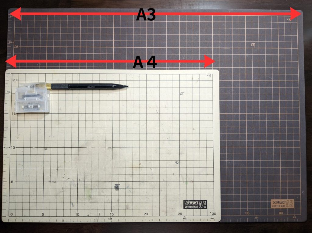 オルファカッターマットA4とA3のサイズを比較している画像