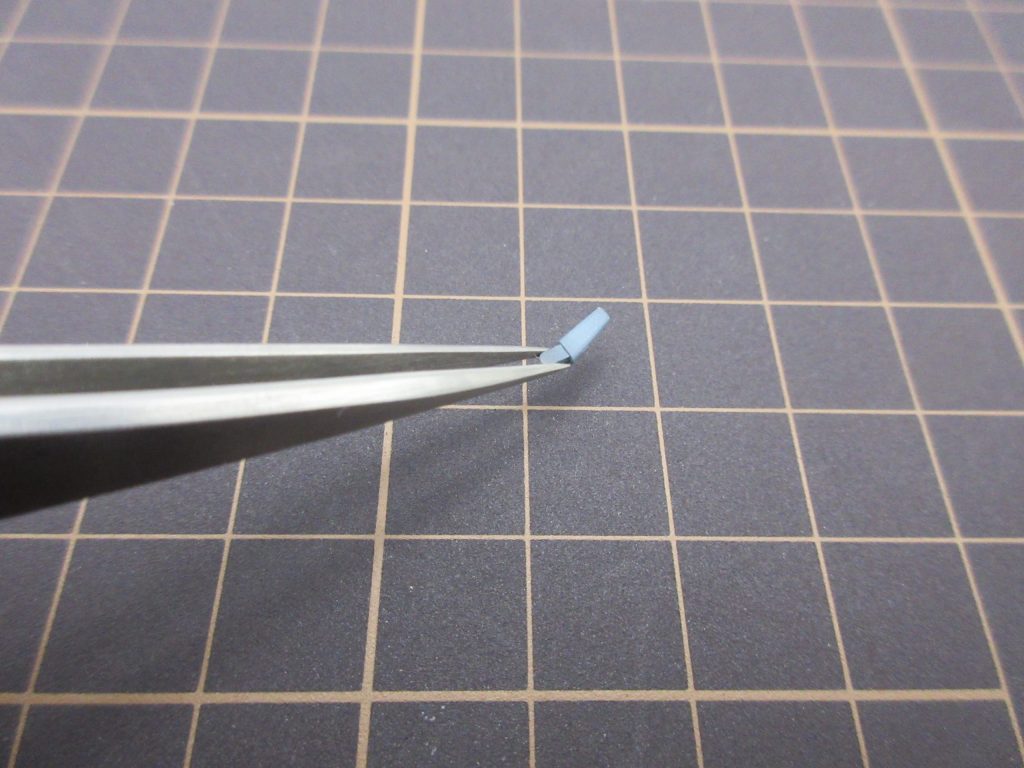 ホーザンピンセットP-880で極小パーツをつかんでいる画像