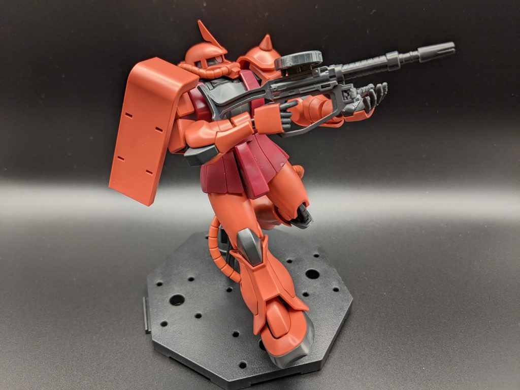 HGUCシャア専用ザクⅡがザク・マシンガンを構えている画像