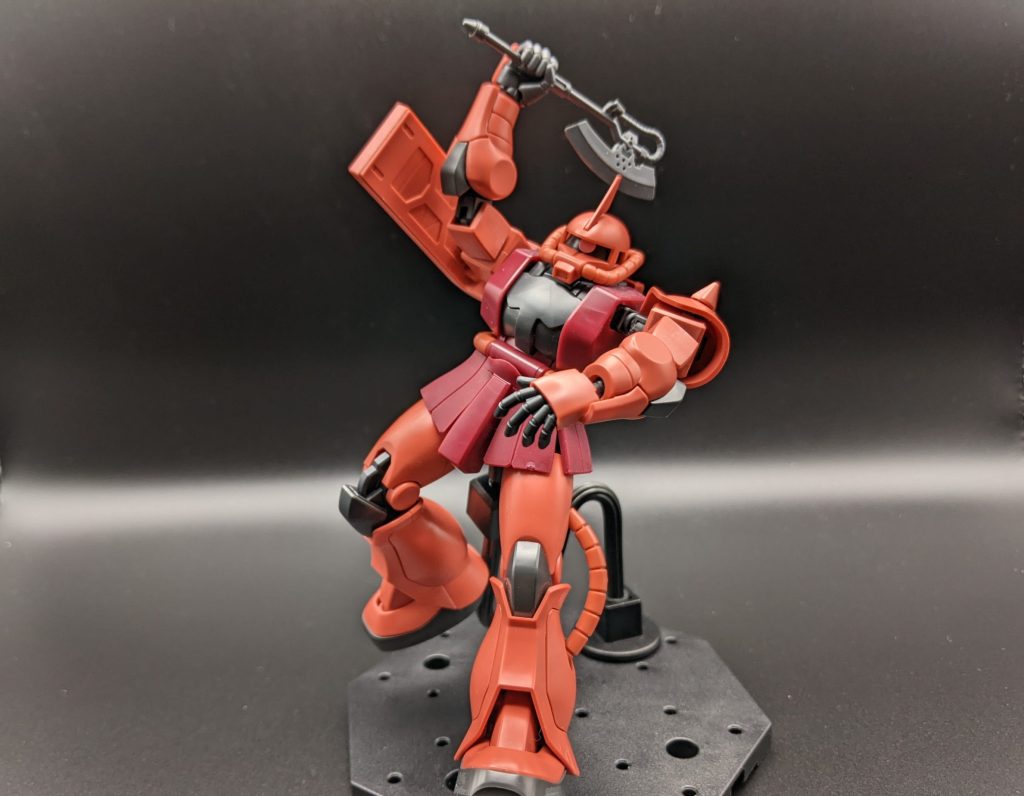 HGUCシャア専用ザクⅡがヒートホークを振りかざしてる画像