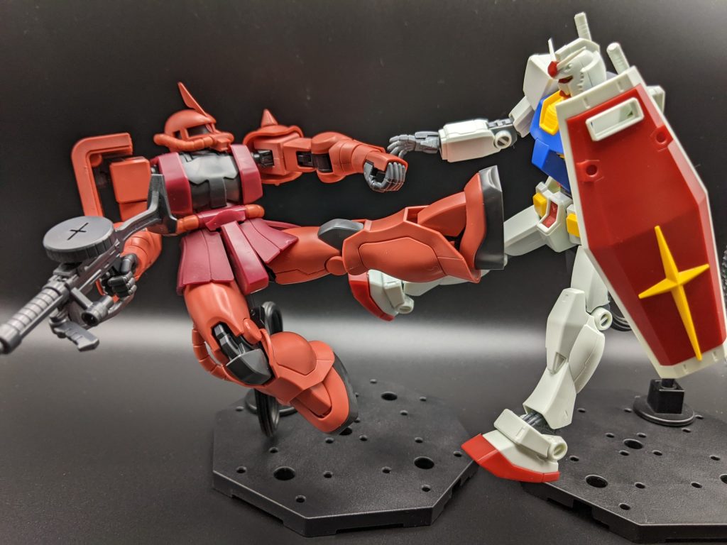 HGUCシャア専用ザクⅡがガンダムにキックしている画像