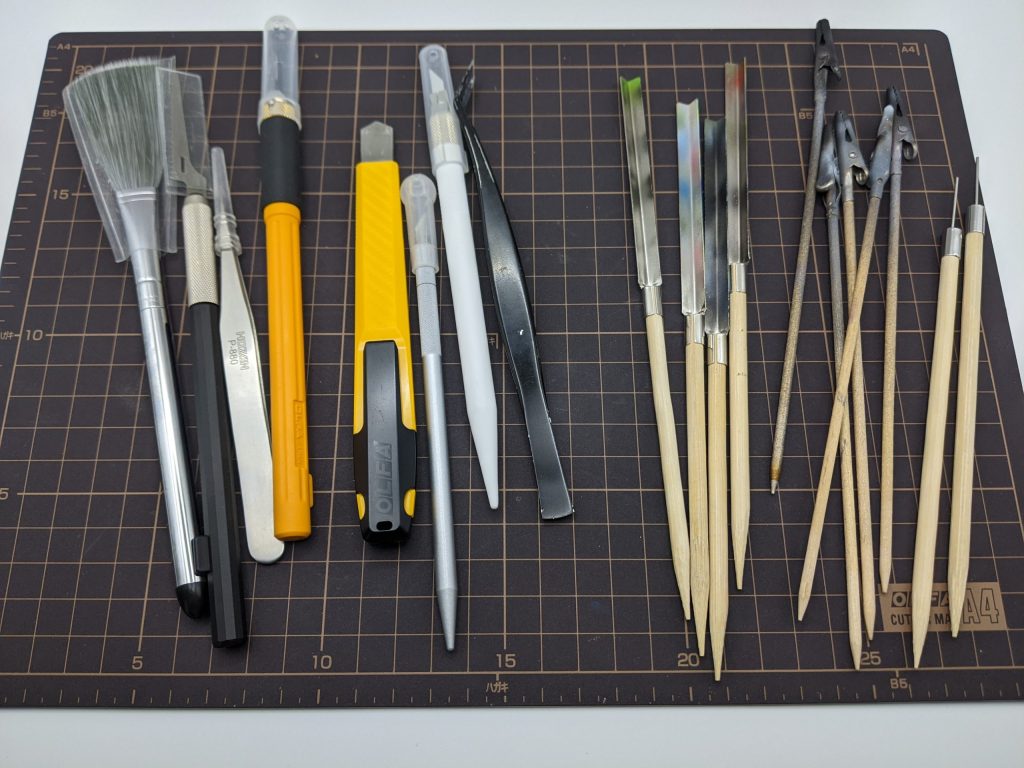 長物工具が散乱している画像