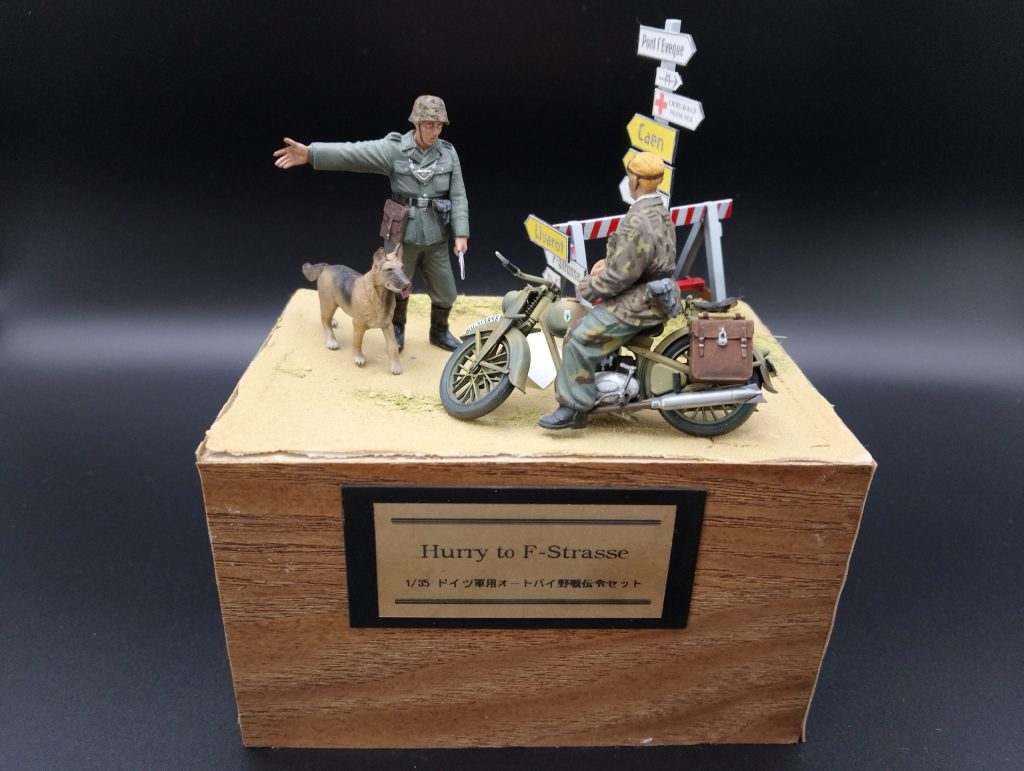 タミヤ1/35ドイツ軍用オートバイ伝令セットに銘板を取り付けた画像