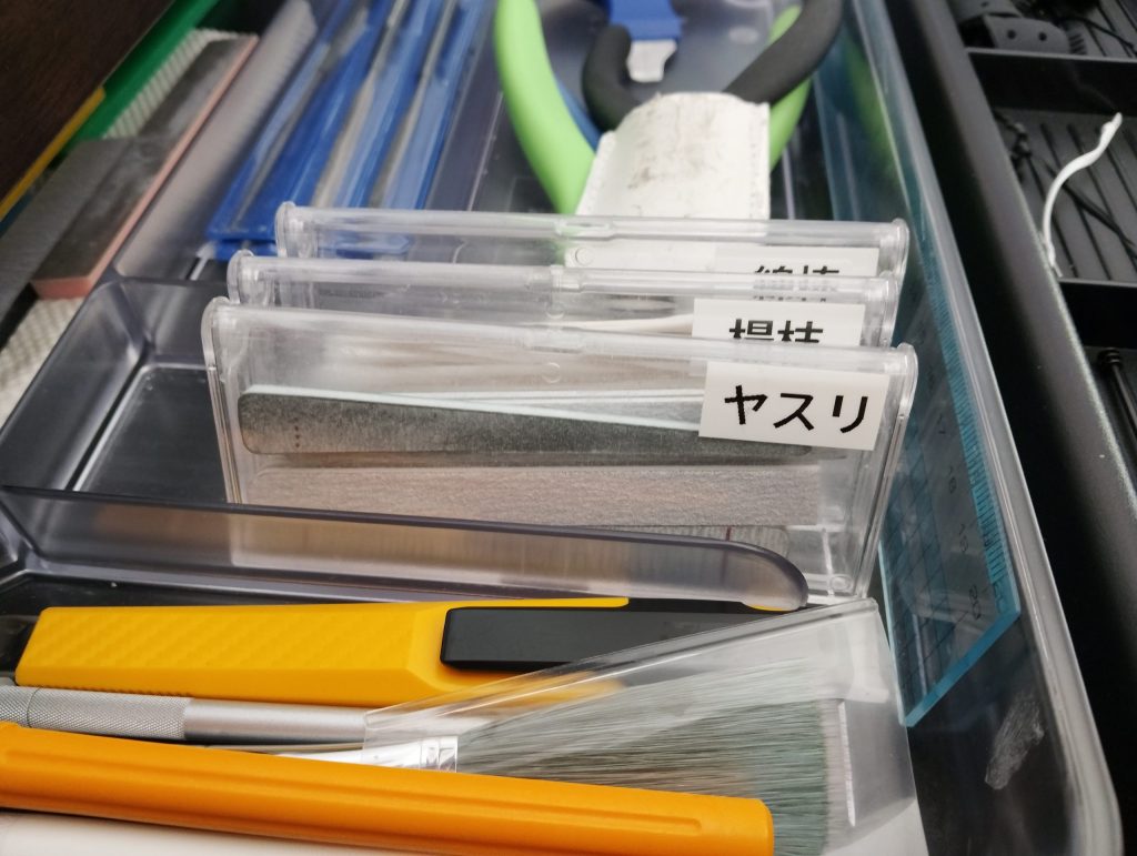 プラモ道具を100均のケースに入れて引き出しに収納した画像