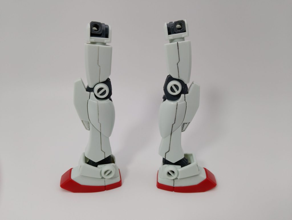 HGガンダムの足で2色のスミ入れを比較する画像