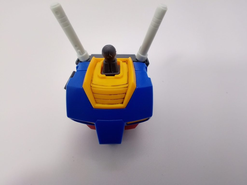 HGガンダムの首回りで2色のスミ入れを比較する画像