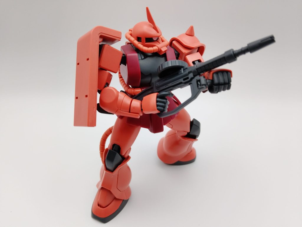 HGシャア専用ザクⅡつや消し後に決めポーズしている画像