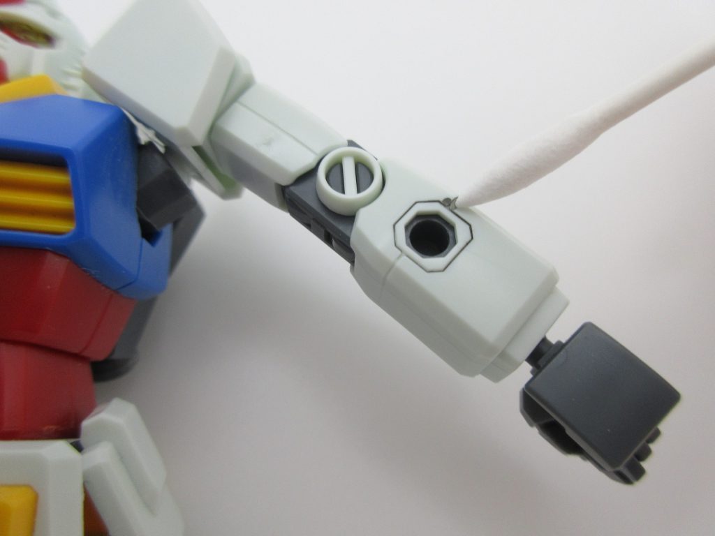 精密綿棒で墨入れのふき取りをしている画像