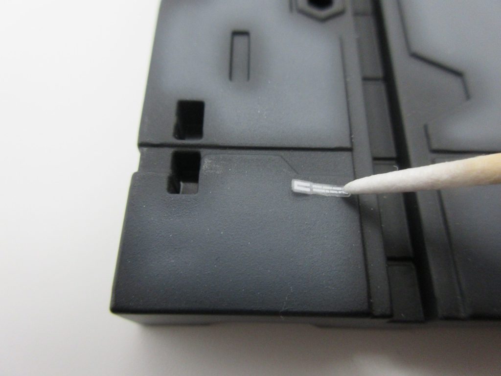 コットンウッドスティックでデカールの位置調整をしている画像